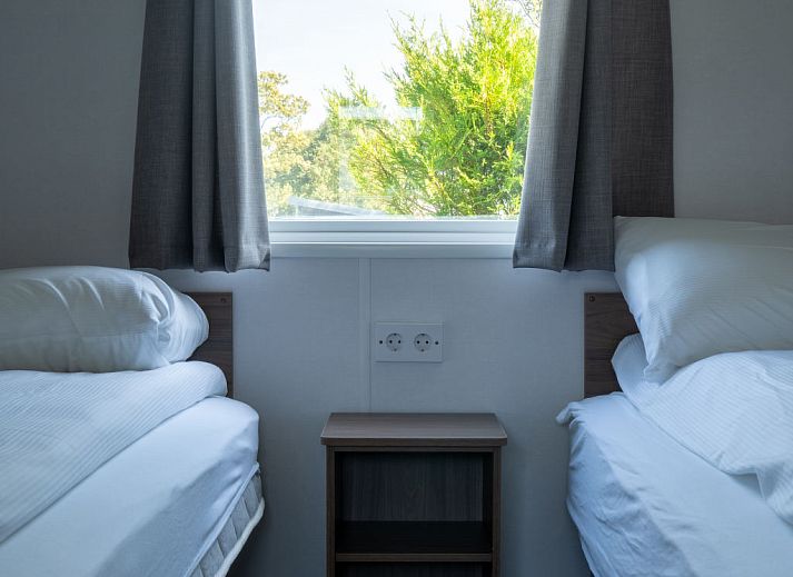 Gemuetliches Wohnzimmer im Ferienhaus Sunset, Scherpenisse, Tholen, mit bequemem Sofa.