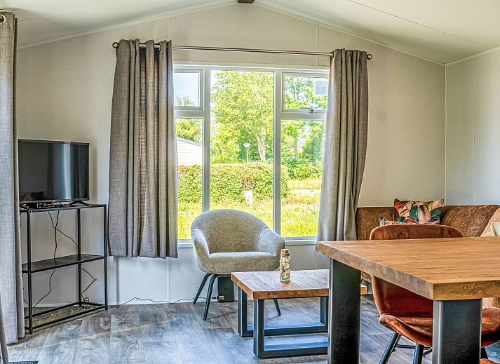 Schwimmbad im Ferienhaus Sunset in Scherpenisse, Tholen, umgeben von Gruenanlagen.