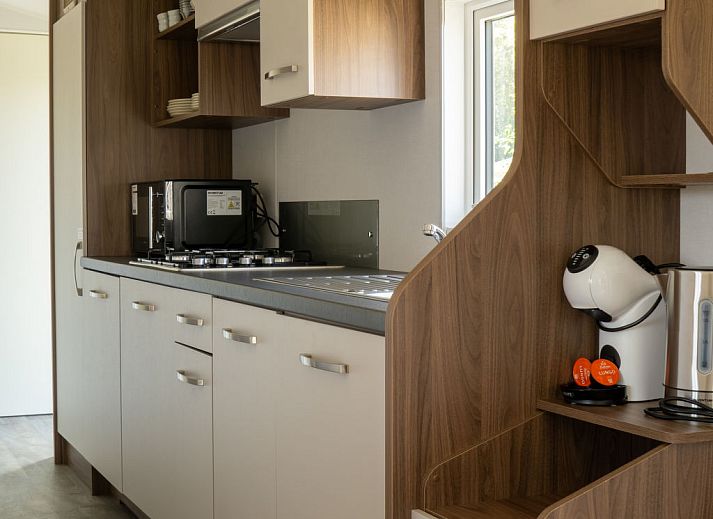 Schwimmbad im Ferienhaus Sunset in Scherpenisse, Tholen, umgeben von Gruenanlagen.