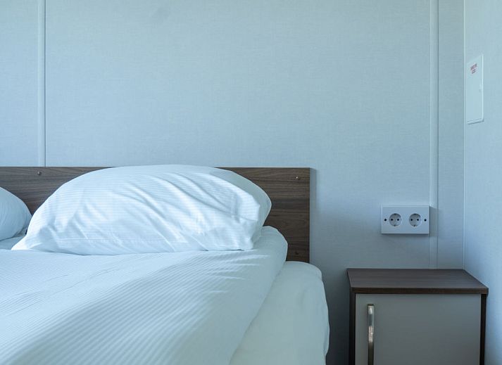 Schwimmbad im Ferienhaus Sunset in Scherpenisse, Tholen, umgeben von Gruenanlagen.