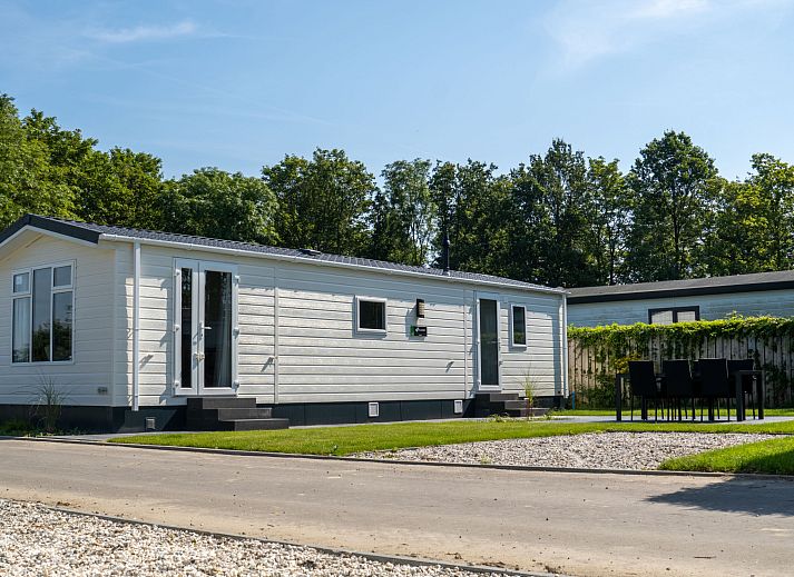 Schwimmbad im Ferienhaus Sunset in Scherpenisse, Tholen, umgeben von Gruenanlagen.