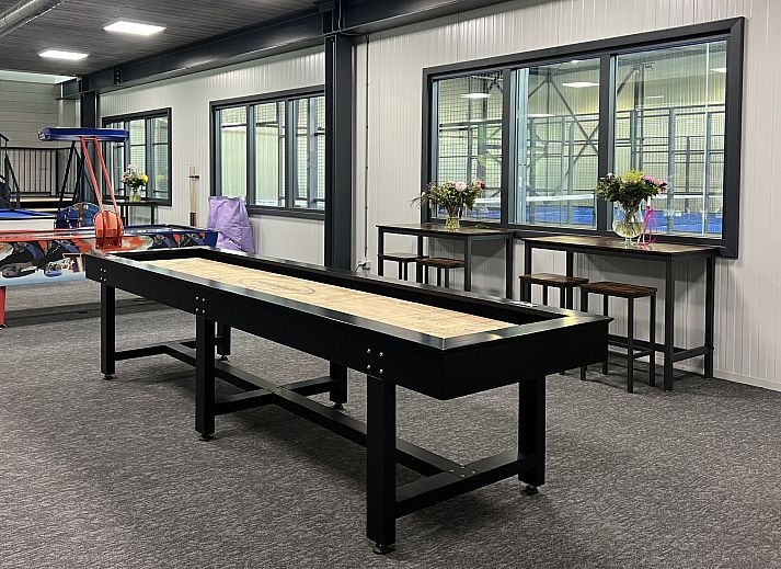 Heller Innenraum des Ferienhauses Sunset, Scherpenisse, Tholen, mit vielen Fenstern.