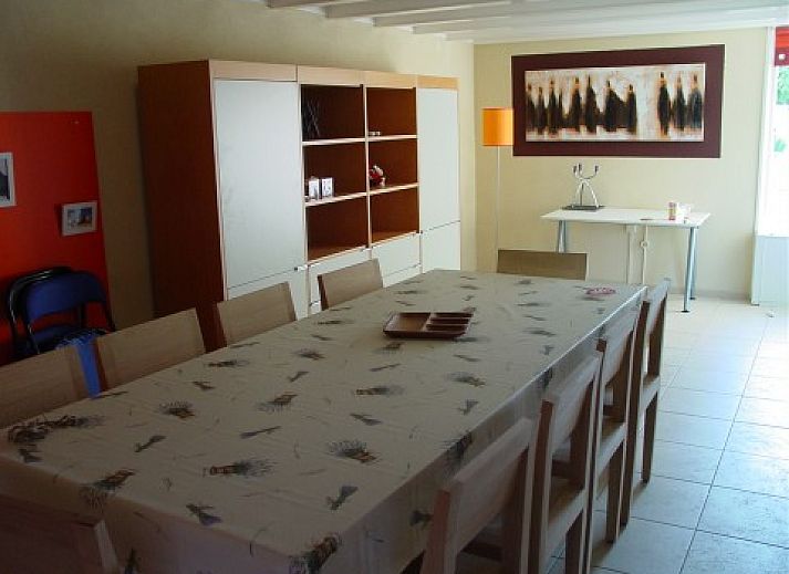 Gemuetliches Wohnzimmer des Ferienhauses Moesbosch in Koudekerke, Walcheren, mit moderner Einrichtung und natuerlichem Licht.