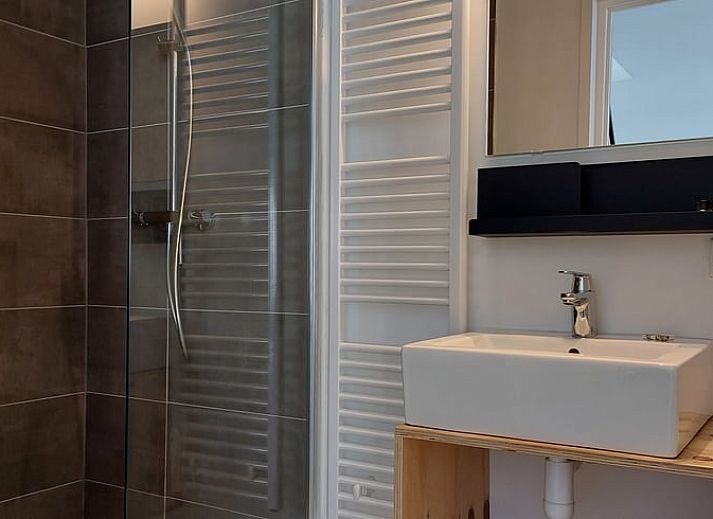 Bosrijk pad nabij Vakantiehuisje in Koudekerke, omgeven door natuur op Walcheren, Zeeland.