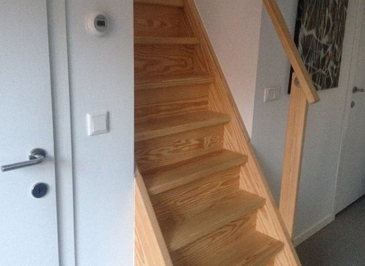 Terrasse im Ferienhaus in Koudekerke, Walcheren, mit Sitzgelegenheit und Blick auf den Garten.