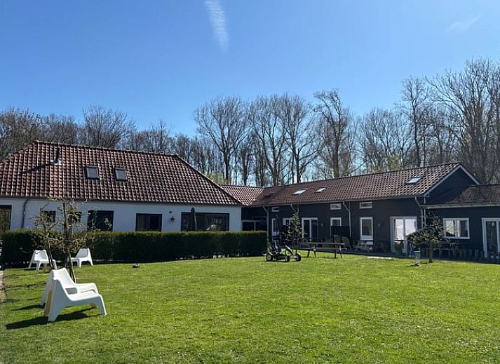 Zonnig terras bij Huisje in Koudekerke, charmant vakantieverblijf in Zeeland.