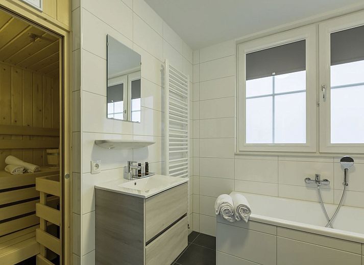 Modern kitchen in Holiday home Dishoek Dunes Residence, Koudekerke, Walcheren, Zeeland.