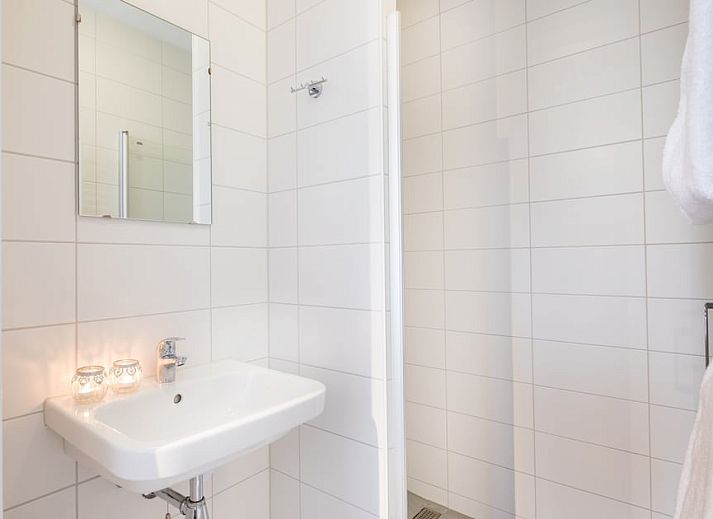 Helles Wohnzimmer der Van Evertsen Luxury 4 Wohnung in Koudekerke, Walcheren, mit moderner Kueche und Blick auf die Natur Zeelands.