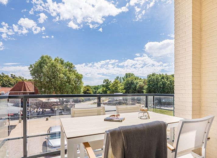 Helles Wohnzimmer der Van Evertsen Luxury 4 Wohnung in Koudekerke, Walcheren, mit moderner Kueche und Blick auf die Natur Zeelands.