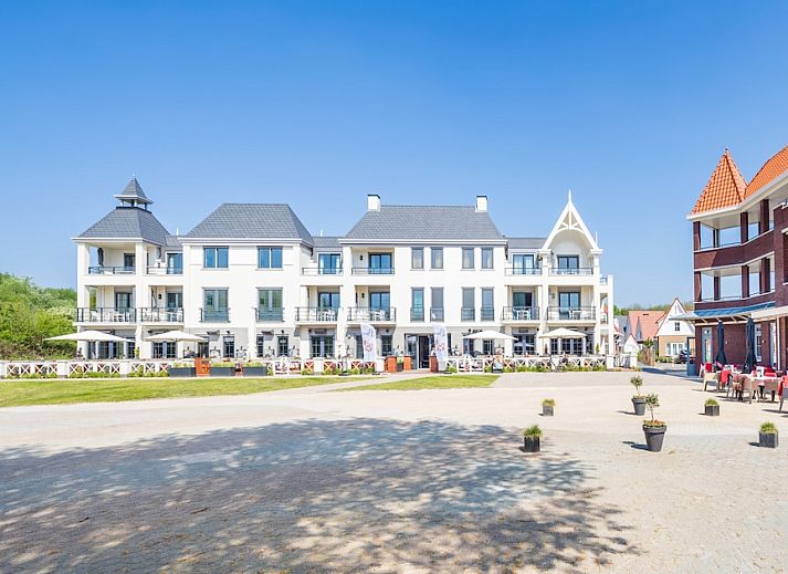 Moderne Kueche in der Wohnung Van Evertsen Luxury 4, Koudekerke, Walcheren, mit Einbaugeraeten und stilvollen Moebeln.