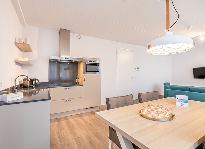 Stijlvolle woonkamer in Van Obdam Luxe 4 appartement, Koudekerke, Walcheren, met comfortabele zithoek en moderne keuken.