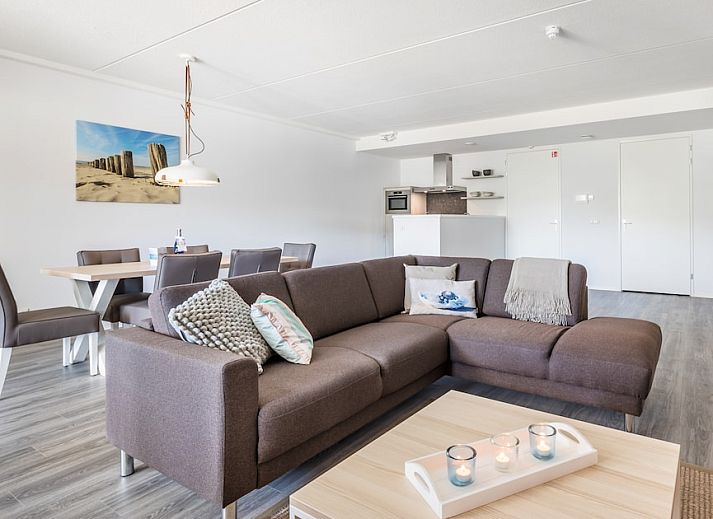 Geraeumiges Wohnzimmer der Van Nes Luxury 4 Wohnung in Koudekerke, Walcheren, Zeeland mit moderner Einrichtung und bequemer Sitzecke.