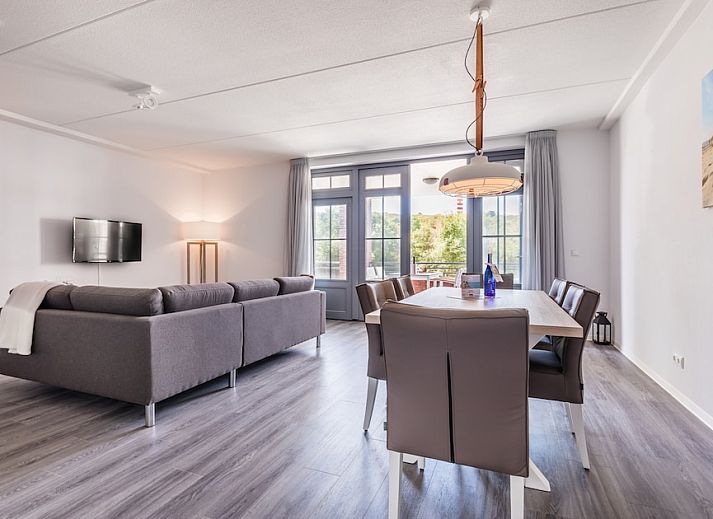 Geraeumiges Wohnzimmer der Van Nes Luxury 4 Wohnung in Koudekerke, Walcheren, Zeeland mit moderner Einrichtung und bequemer Sitzecke.