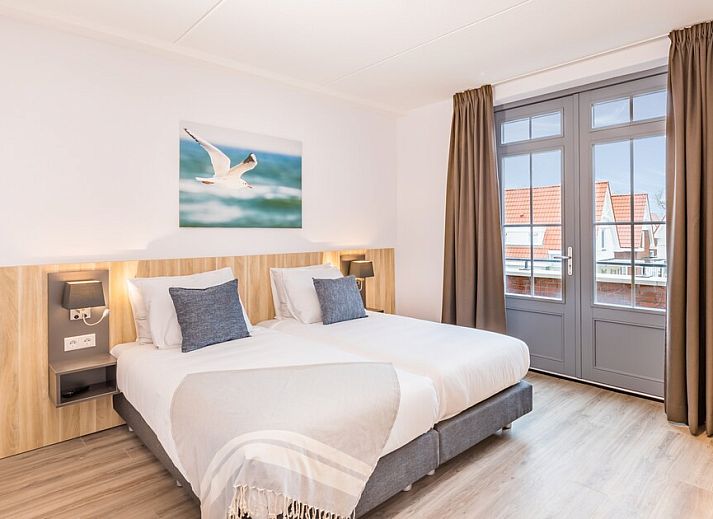 Geraeumiges Wohnzimmer der Van Nes Luxury 4 Wohnung in Koudekerke, Walcheren, Zeeland mit moderner Einrichtung und bequemer Sitzecke.
