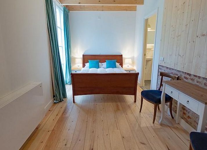 Geraeumige Terrasse des Ferienhauses VZ2311 in Koudekerke mit Blick auf den Garten in Walcheren, Zeeland.