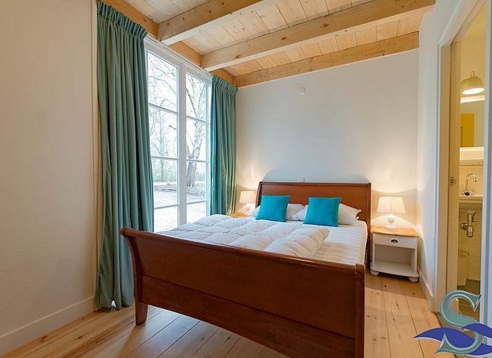 Geraeumige Terrasse des Ferienhauses VZ2311 in Koudekerke mit Blick auf den Garten in Walcheren, Zeeland.