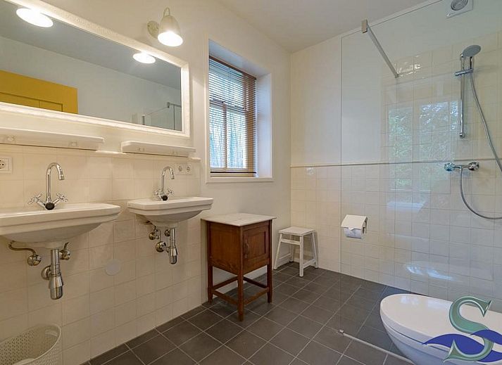 Geraeumige Terrasse des Ferienhauses VZ2311 in Koudekerke mit Blick auf den Garten in Walcheren, Zeeland.