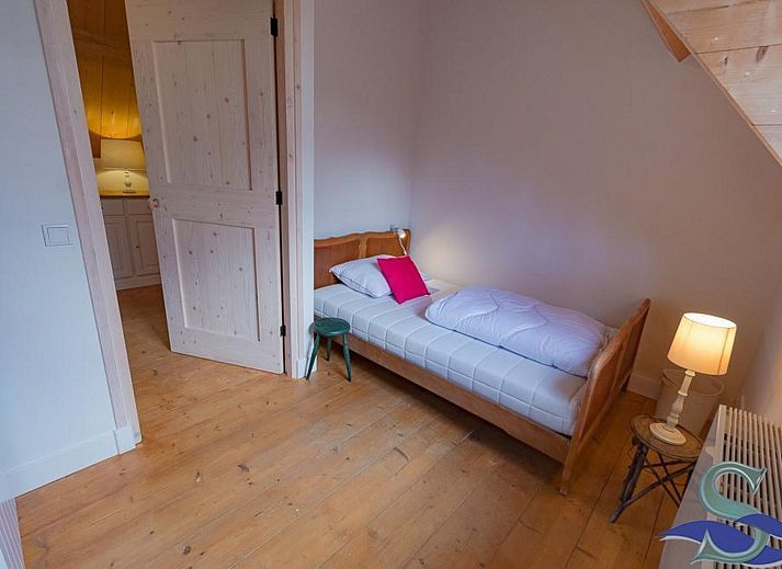 Geraeumige Terrasse des Ferienhauses VZ2311 in Koudekerke mit Blick auf den Garten in Walcheren, Zeeland.