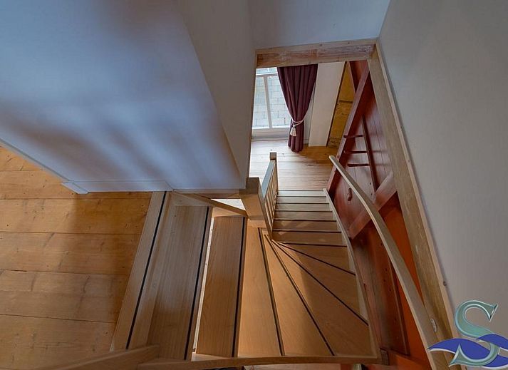 Gemuetliches Wohnzimmer des Ferienhauses VZ2311 in Koudekerke mit Holzbalkendecke in Zeeland.