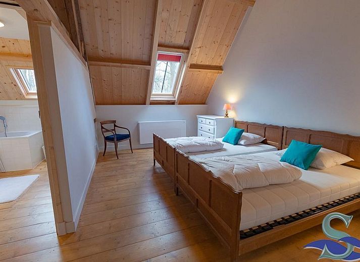 Gemuetliches Wohnzimmer des Ferienhauses VZ2311 in Koudekerke mit Holzbalkendecke in Zeeland.