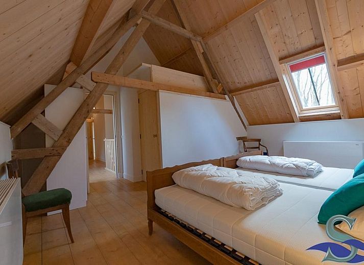 Gemuetliches Wohnzimmer des Ferienhauses VZ2311 in Koudekerke mit Holzbalkendecke in Zeeland.