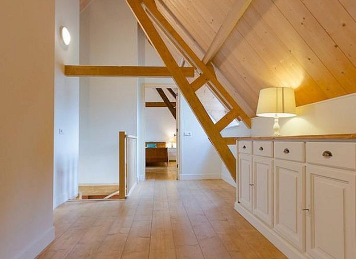 Gemuetliches Wohnzimmer des Ferienhauses VZ2311 in Koudekerke mit Holzbalkendecke in Zeeland.