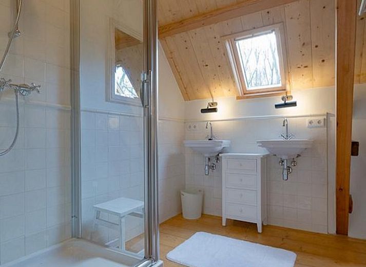 Helles Wohnzimmer des Ferienhauses VZ2311 in Koudekerke mit Blick auf den Garten in Walcheren, Zeeland.