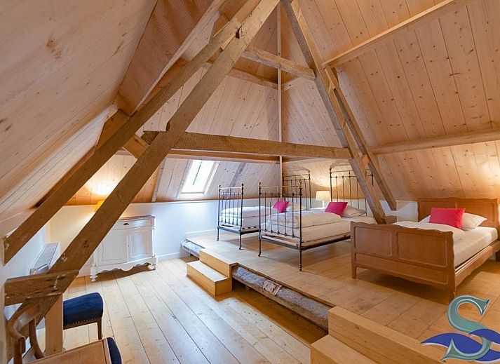 Helles Wohnzimmer des Ferienhauses VZ2311 in Koudekerke mit Blick auf den Garten in Walcheren, Zeeland.