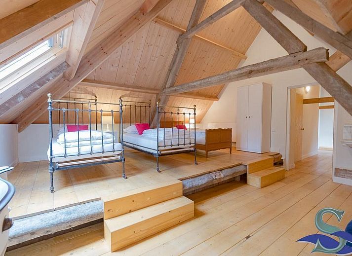 Helles Wohnzimmer des Ferienhauses VZ2311 in Koudekerke mit Blick auf den Garten in Walcheren, Zeeland.