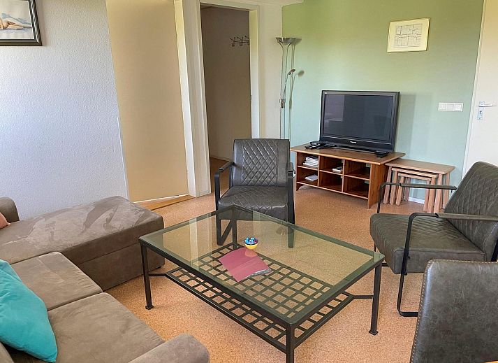 Spacious lawn at VZ034 Apartment Koudekerke, vacation home in Koudekerke, Walcheren, with comfortable chairs in the garden.