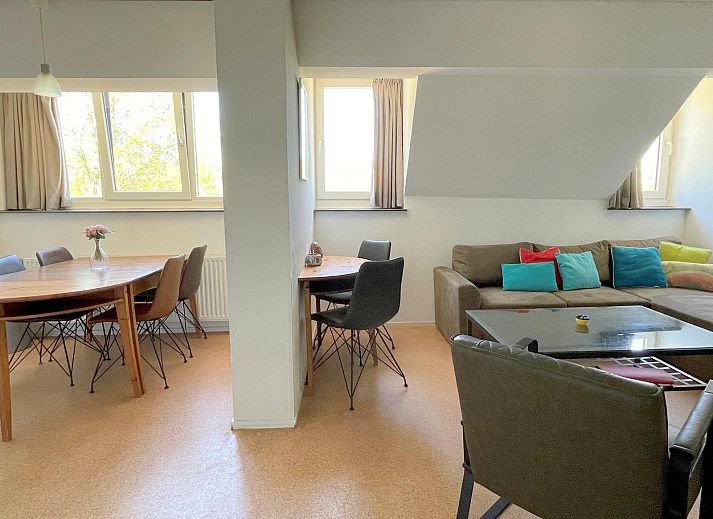 Entrance to VZ034 Apartment Koudekerke, vacation home in Koudekerke, Walcheren, surrounded by greenery and trees.