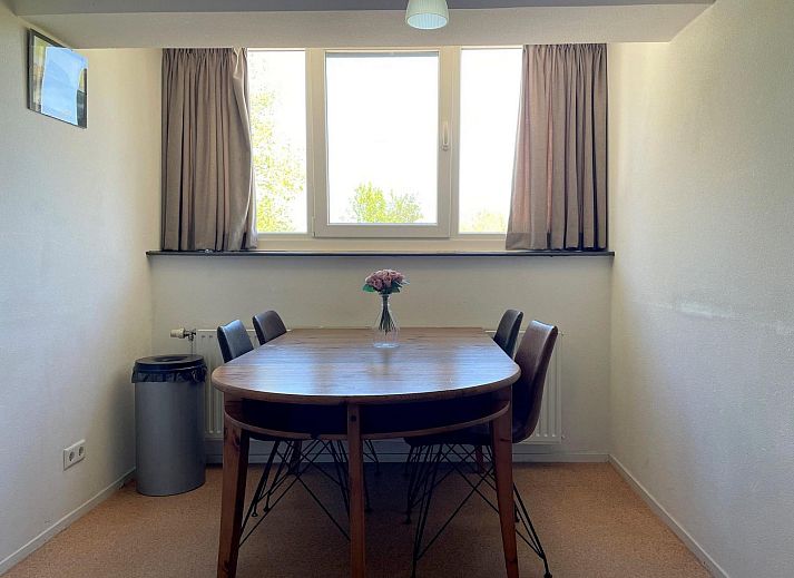 Entrance to VZ034 Apartment Koudekerke, vacation home in Koudekerke, Walcheren, surrounded by greenery and trees.