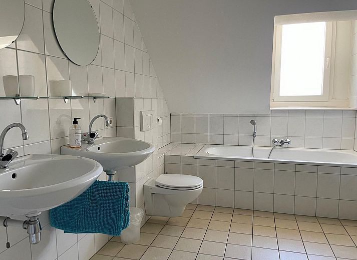 Entrance to VZ034 Apartment Koudekerke, vacation home in Koudekerke, Walcheren, surrounded by greenery and trees.