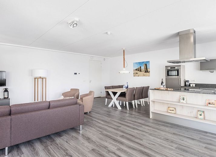 Ruime binnenruimte van Van Ghent Luxe Wellness 6 appartement in Koudekerke, Walcheren, met moderne keuken en comfortabel zitgedeelte.