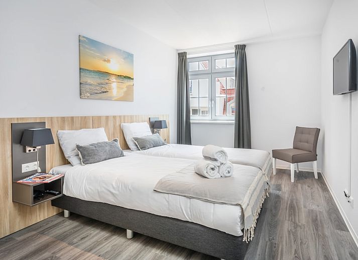 Ruime binnenruimte van Van Ghent Luxe Wellness 6 appartement in Koudekerke, Walcheren, met moderne keuken en comfortabel zitgedeelte.