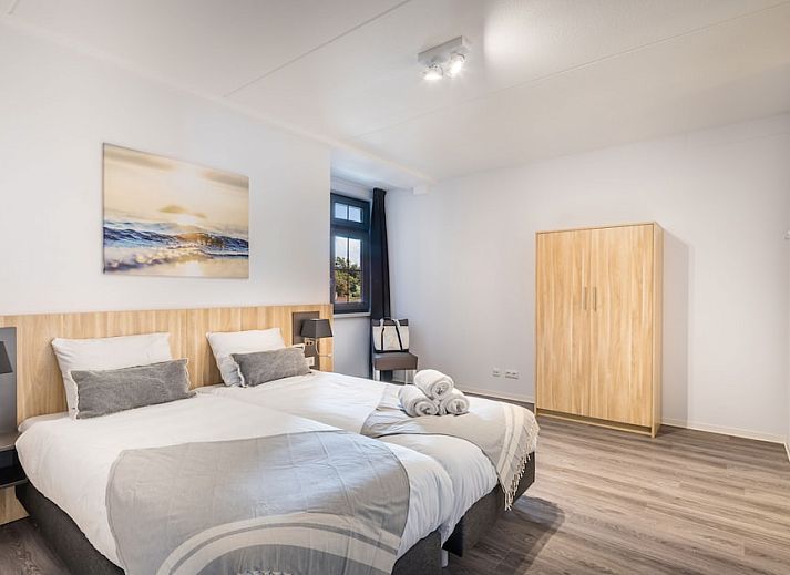 Ruime binnenruimte van Van Ghent Luxe Wellness 6 appartement in Koudekerke, Walcheren, met moderne keuken en comfortabel zitgedeelte.