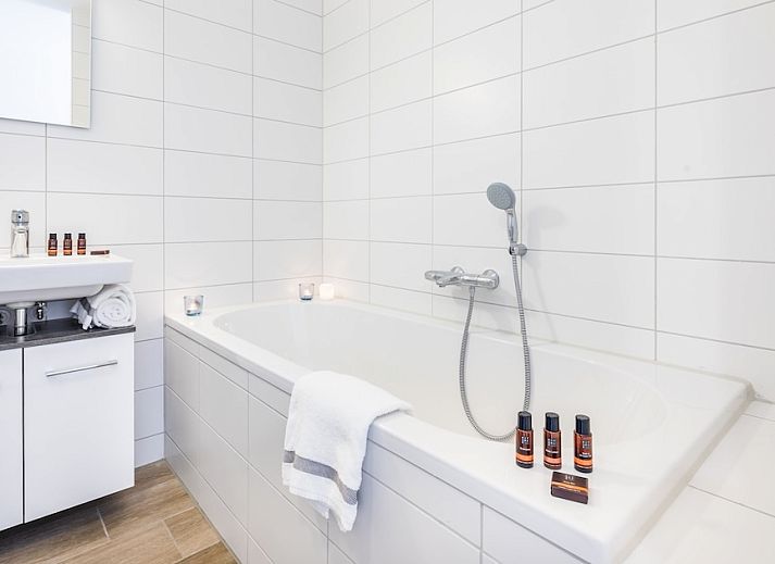 Ruime binnenruimte van Van Ghent Luxe Wellness 6 appartement in Koudekerke, Walcheren, met moderne keuken en comfortabel zitgedeelte.
