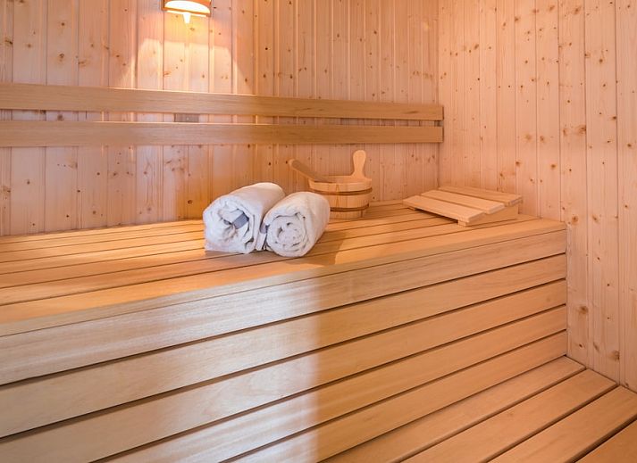 Stijlvolle woonkamer in Van Ghent Luxe Wellness 6 appartement, Koudekerke, Walcheren, Zeeland met moderne keuken en comfortabele zithoek.