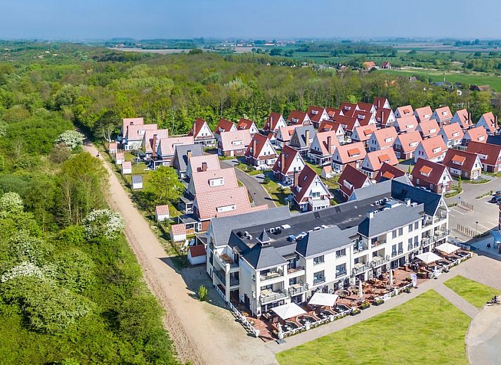 Stijlvolle woonkamer in Van Ghent Luxe Wellness 6 appartement, Koudekerke, Walcheren, Zeeland met moderne keuken en comfortabele zithoek.