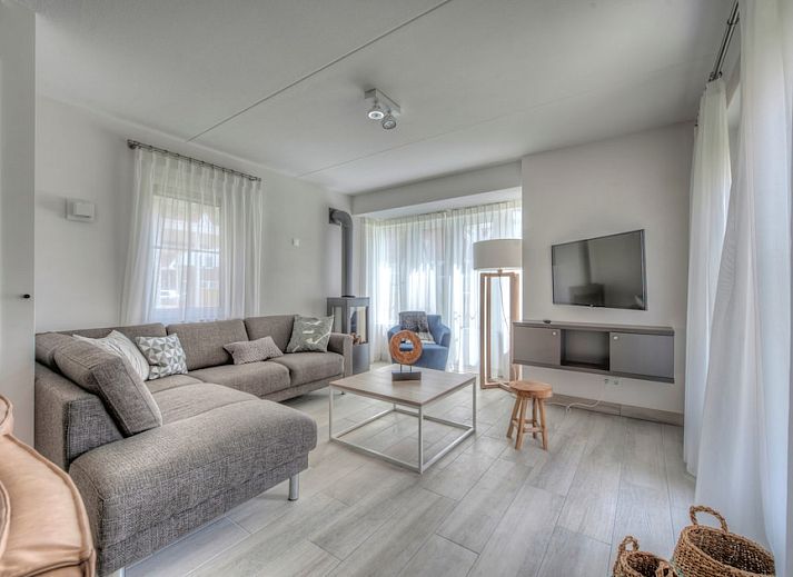 Van Heemskerck Luxury 6 Ferienhaus in Koudekerke, Walcheren mit charmanten roten Daechern und gruener Umgebung in Zeeland.