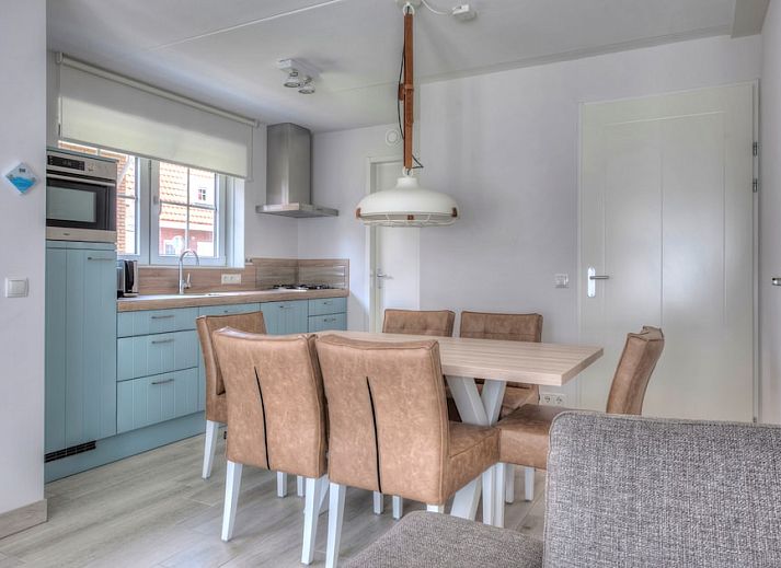 Van Heemskerck Luxury 6 Ferienhaus in Koudekerke, Walcheren mit charmanten roten Daechern und gruener Umgebung in Zeeland.