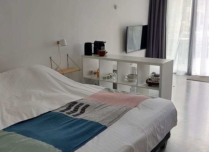 Charming cottage in Koudekerke, Walcheren, Zeeland with thatched roof and cozy outdoor area for a relaxing stay.