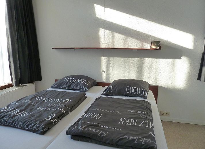 Gezellige woonkamer in VZ1129 Vakantiehuis Koudekerke, Walcheren, met veel natuurlijk licht.