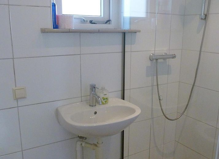 Gezellige woonkamer in VZ1129 Vakantiehuis Koudekerke, Walcheren, met veel natuurlijk licht.