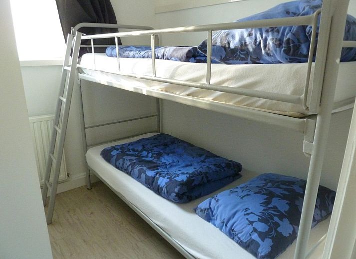 Gezellige woonkamer in VZ1129 Vakantiehuis Koudekerke, Walcheren, met veel natuurlijk licht.