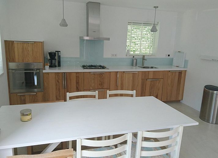 Zonnige buitenkant van VZ906 Vrijstaand Vakantiehuis in Koudekerke, Walcheren, met terras.