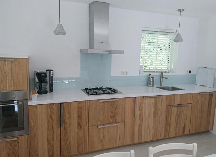 Zonnige buitenkant van VZ906 Vrijstaand Vakantiehuis in Koudekerke, Walcheren, met terras.