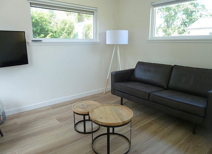 Gezellige woonkamer met open haard in VZ906 Vrijstaand Vakantiehuis, Koudekerke, Walcheren.