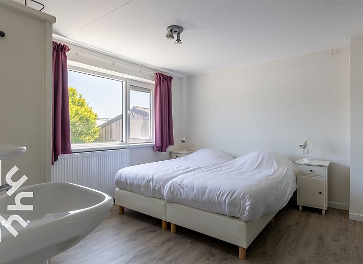 Gemuetliches Wohnzimmer des Ferienhauses ZE142 in Koudekerke, Walcheren mit Kamin und Aussicht.