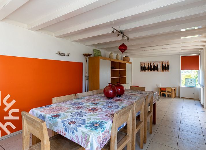 Gemuetliches Wohnzimmer des Ferienhauses ZE142 in Koudekerke, Walcheren mit Kamin und Aussicht.